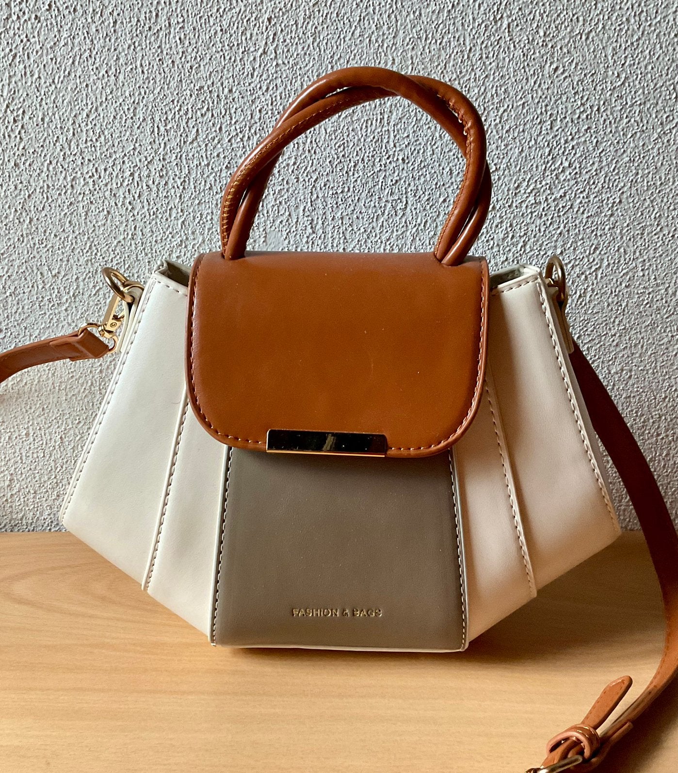 Nieuw! Super leuk vegan leer tas apart Trapezium ivoor bruin, Sieraden, Tassen en Uiterlijk, Ophalen of Verzenden, Nieuw, Overige kleuren