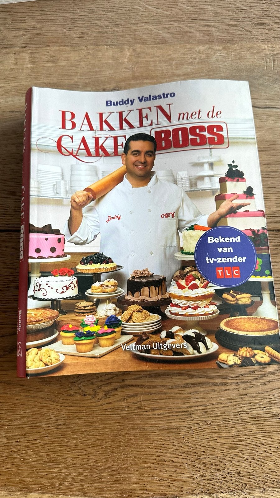 Bakken met de Cake Boss - Buddy Valastro kookboek, Ophalen of Verzenden, Zo goed als nieuw, Taart, Gebak en Desserts