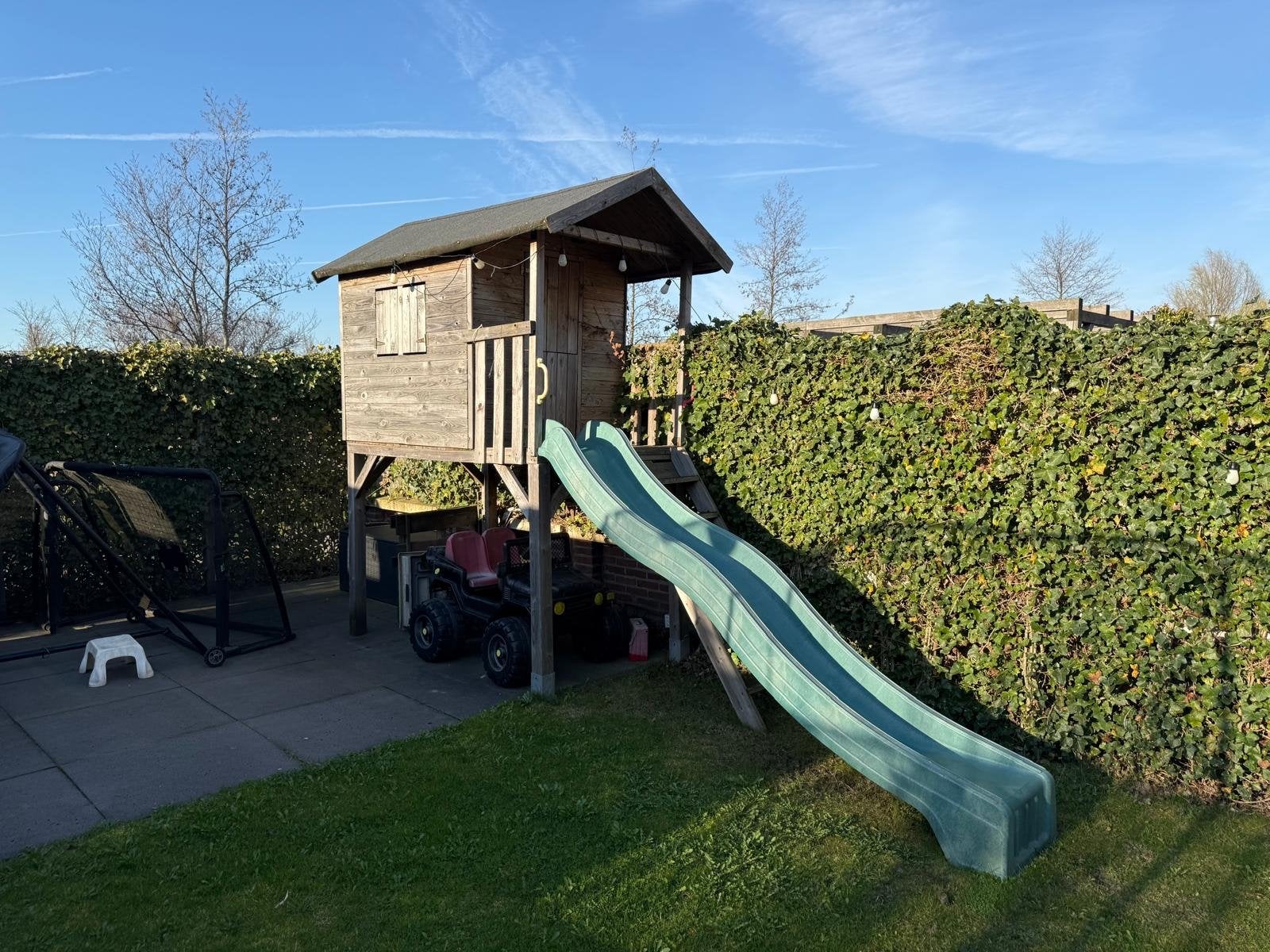 Houten speelhuisje met glijbaan, Kinderen en Baby's, Speelgoed | Buiten | Speeltoestellen, Ophalen, Gebruikt, Overige typen