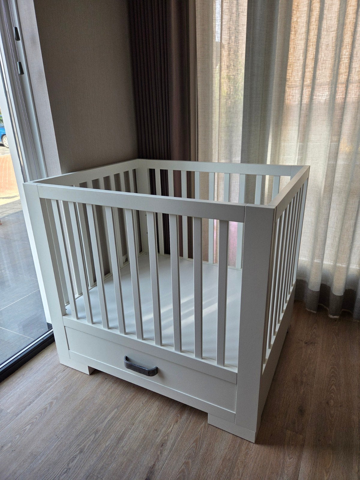Kidsmill Long Island Box met lade wit + boxkleed (Babypark), Ophalen, Zo goed als nieuw, Vierkant, Boxkleed