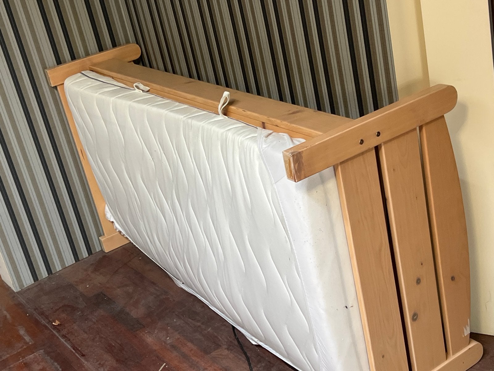 Houten bedframe met lattenbodem en matras, Gebruikt, 90 cm, Info@alusolutions.nl, 200 cm