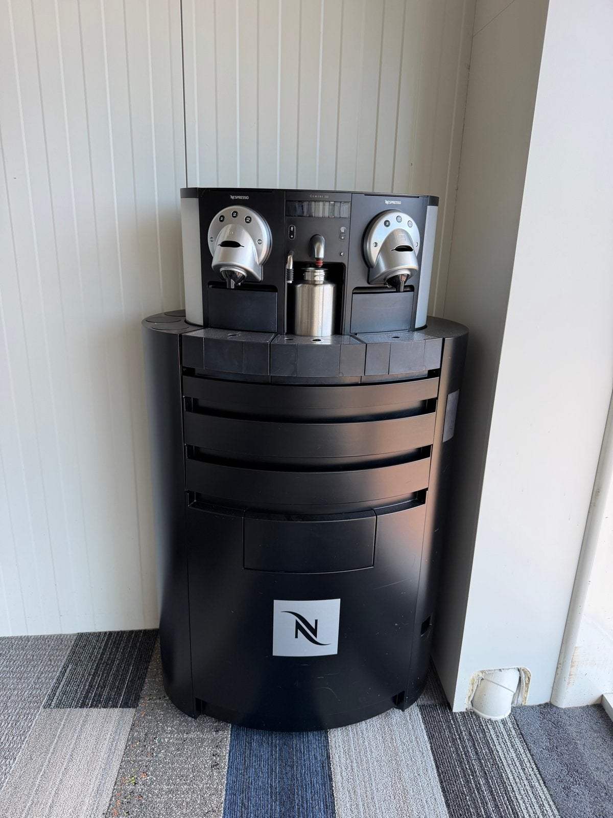 Nespresso Professional Gemini 220 koffiemachine + onderkast, Gebruikt, 10 kopjes of meer, Koffiemachine, Ophalen of Verzenden