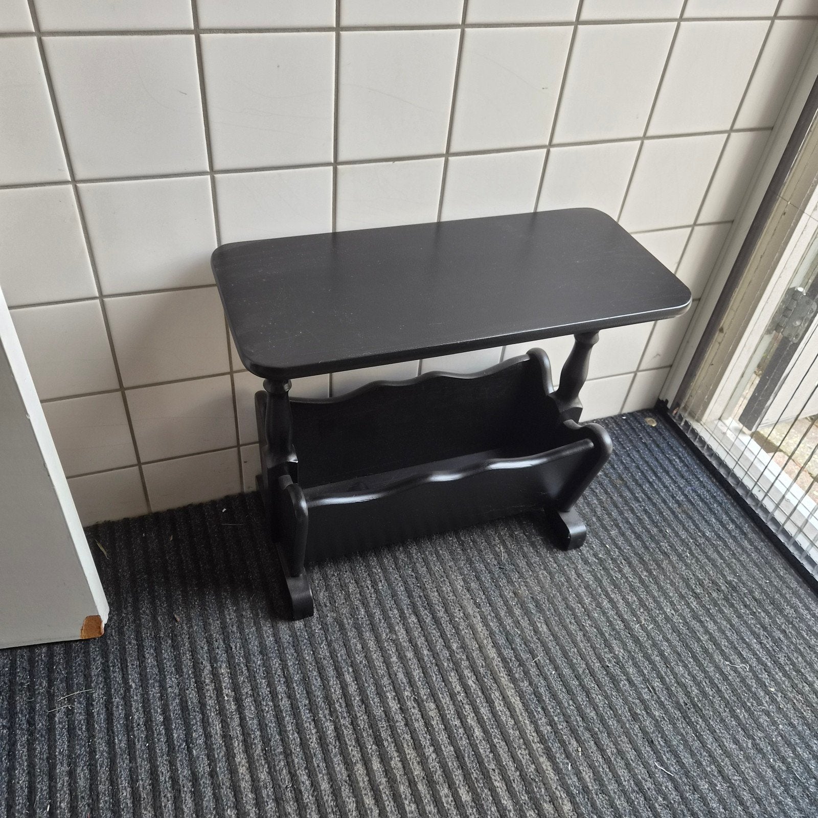Zwarte bijzettafel lectuurbak krantenbak, Ophalen of Verzenden