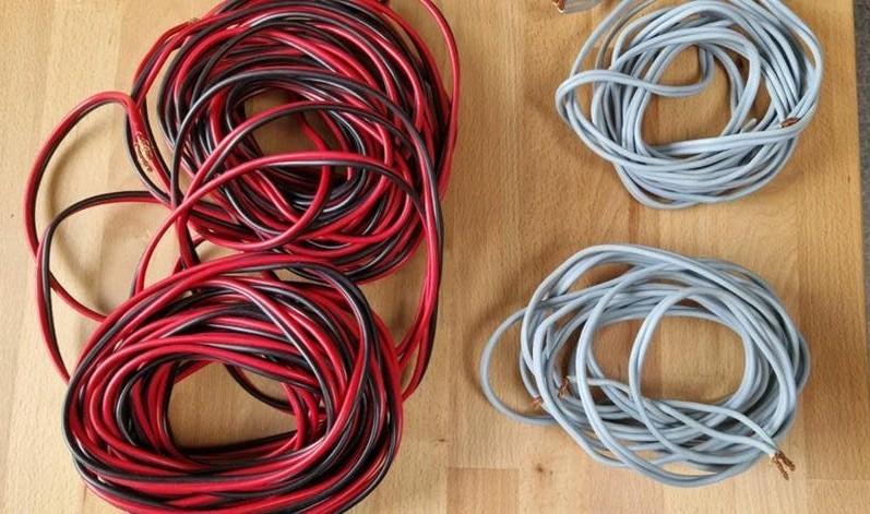 Diverse dikke luidsprekerkabels - rood/zwart en grijs, Ophalen of Verzenden, Gebruikt, 10 meter of meer, Luidsprekerkabel