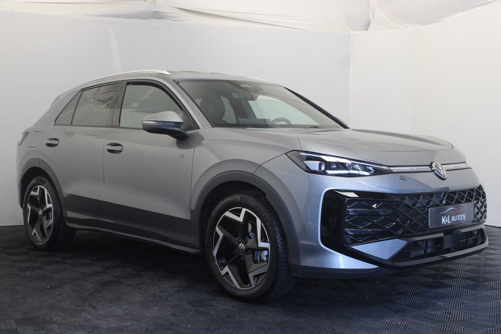 Volkswagen T-Roc 1.5 Hybrid R-Line (bj 2026, automaat), Zwart, 4 cilinders, 150 pk, Leder en Stof