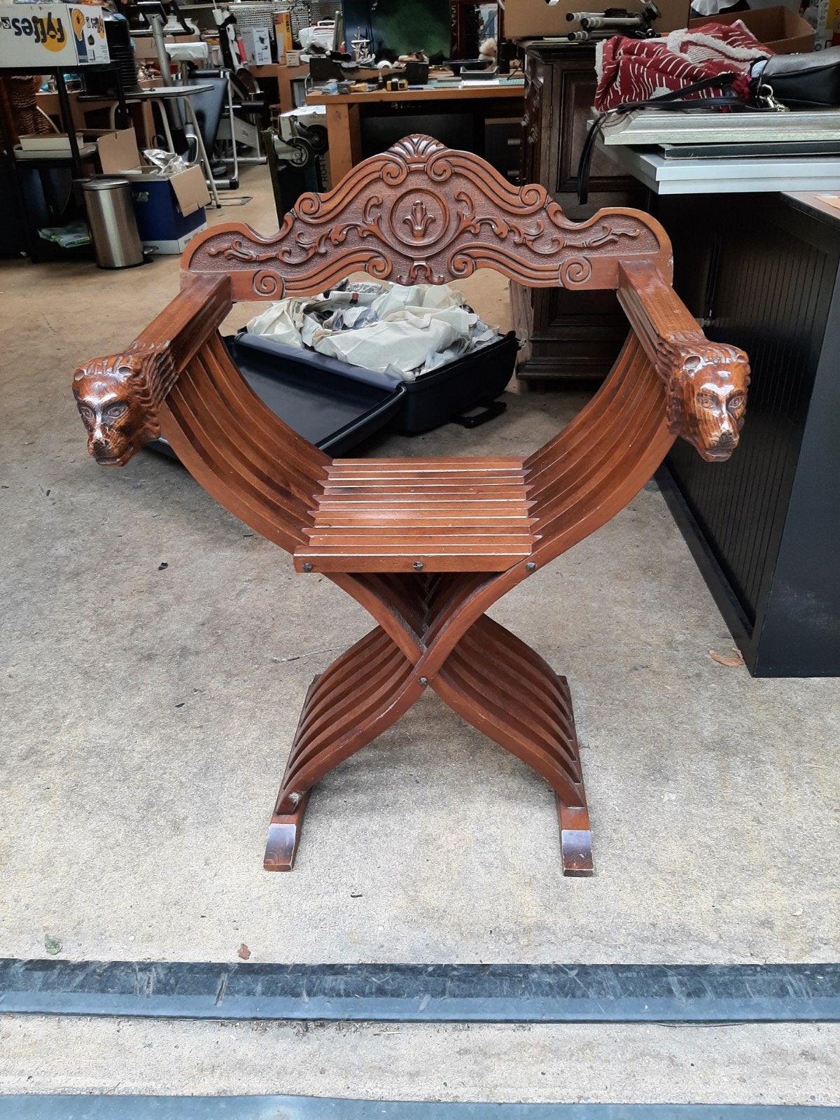 Vintage Gesneden Houten Savonarola Stoel met Leeuwenkoppen, Antiek en Kunst, Antiek | Meubels | Stoelen en Banken, Ophalen
