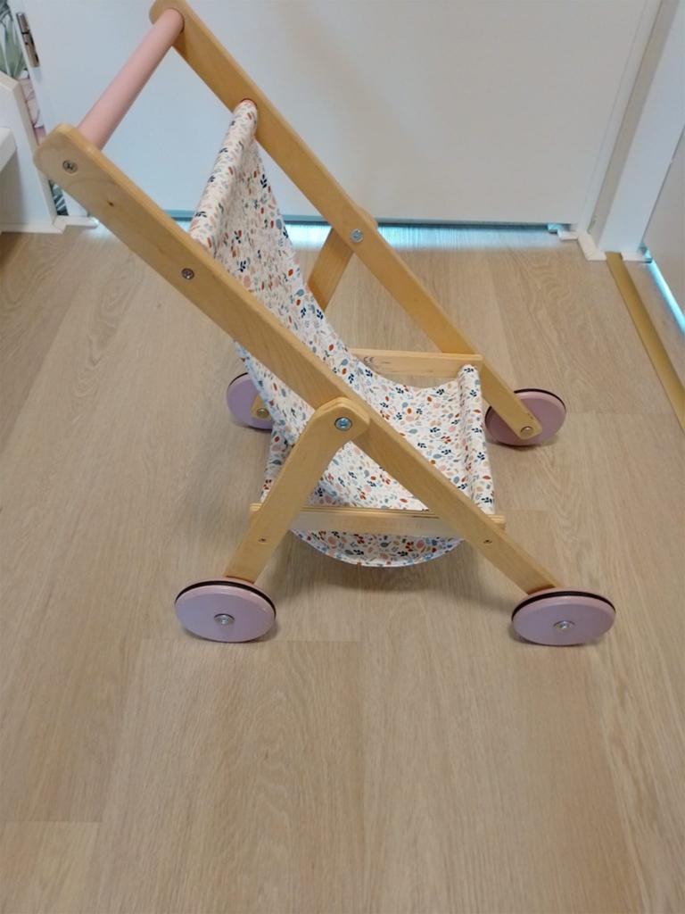 Houten poppenwagen met stoffen zitting, Kinderen en Baby's, Speelgoed | Poppen, Ophalen of Verzenden, Gebruikt, Overige typen