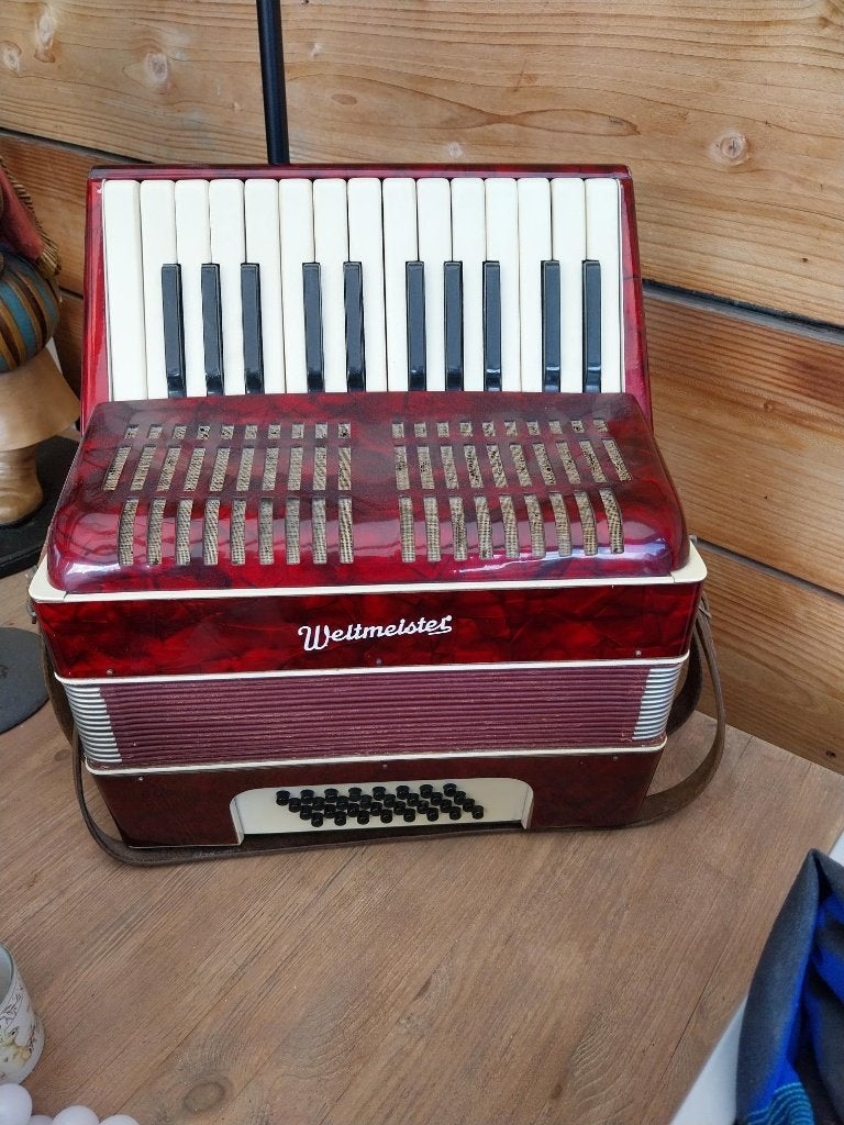 weltmeister accordeon, Ophalen, Gebruikt, Met riemen, 32-bas