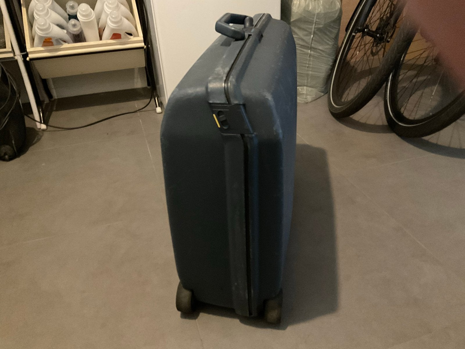 Donkerblauwe koffer met 2 wieltjes en handgreep, Ophalen, Uitschuifbare handgreep, Gebruikt, 20 tot 30 cm
