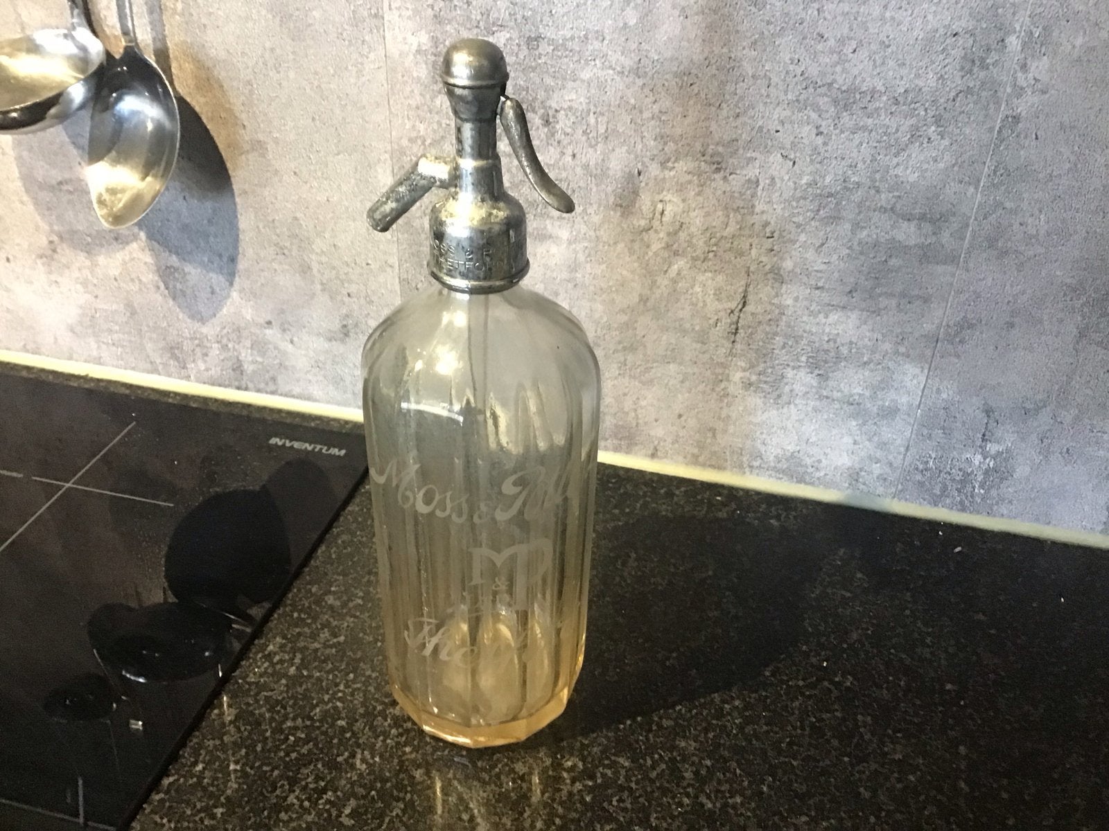 Antieke glazen sodafles met metalen spuitkop, Ophalen of Verzenden