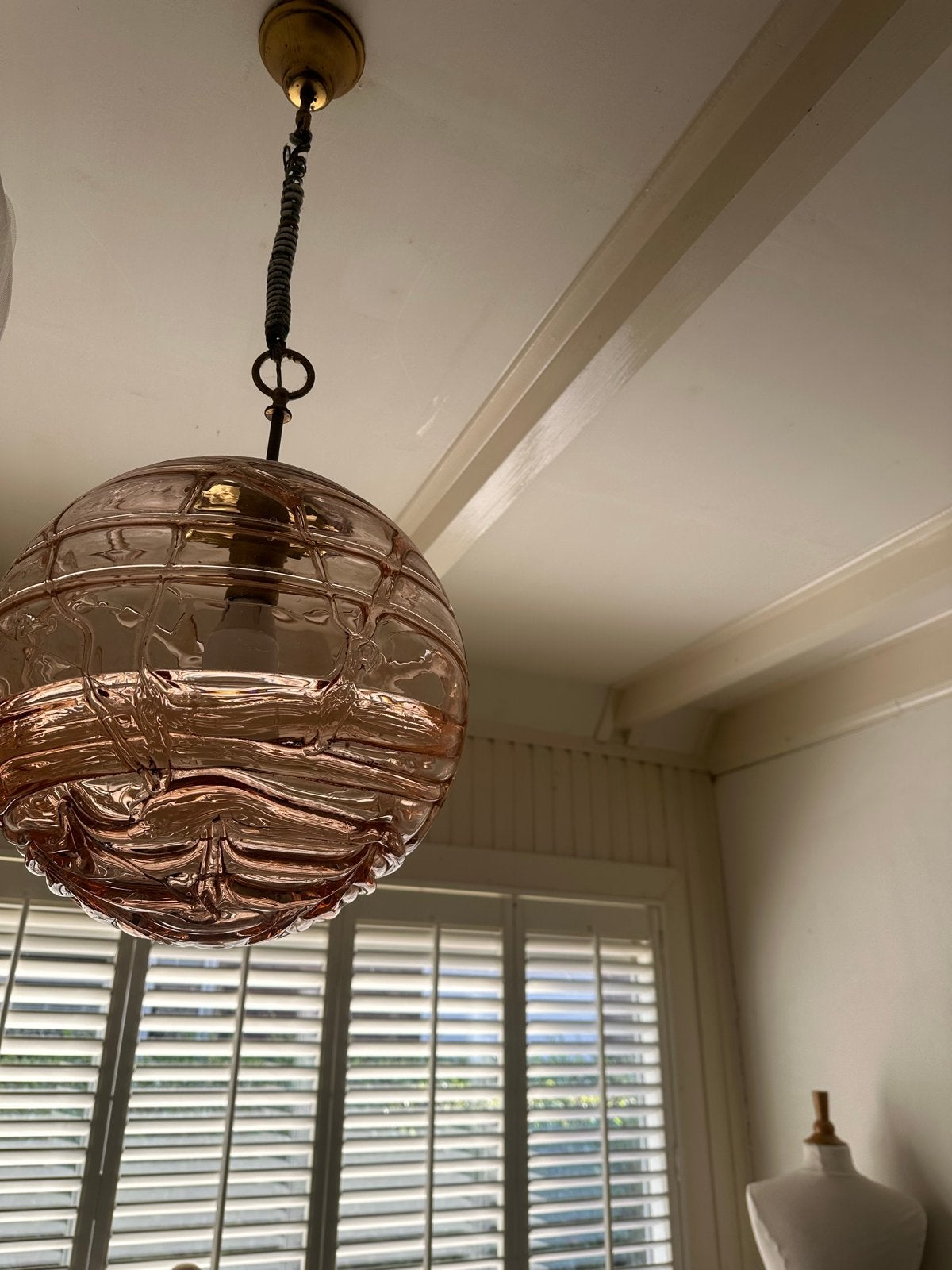 Antieke lamp van glas. Kleur roze met messing kap., Antiek en Kunst, Ophalen