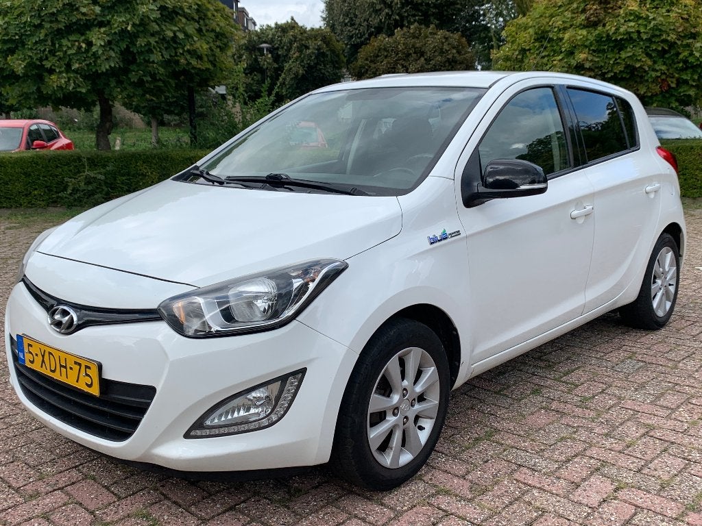 Hyundai i20 1.2I Blue drive 1e eig 2014 navigatie nieuwe APK, 450 kg, 31 €/maand, 4 cilinders, Wit