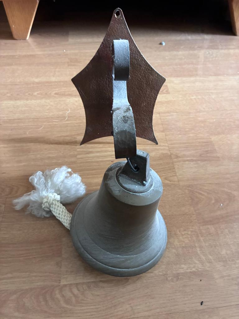 Antieke bronzen scheepsbel met wandbevestiging, Ophalen