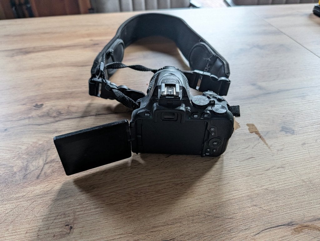 Te koop: Nikon D5600 body + 18-55mm lens, Audio, Tv en Foto, Fotocamera's Digitaal, Gebruikt, Ophalen of Verzenden, Ingebouwde flitser