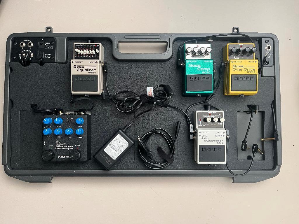 Bass various pedals and pedalboard, Ophalen of Verzenden, Zo goed als nieuw, Multi-effect