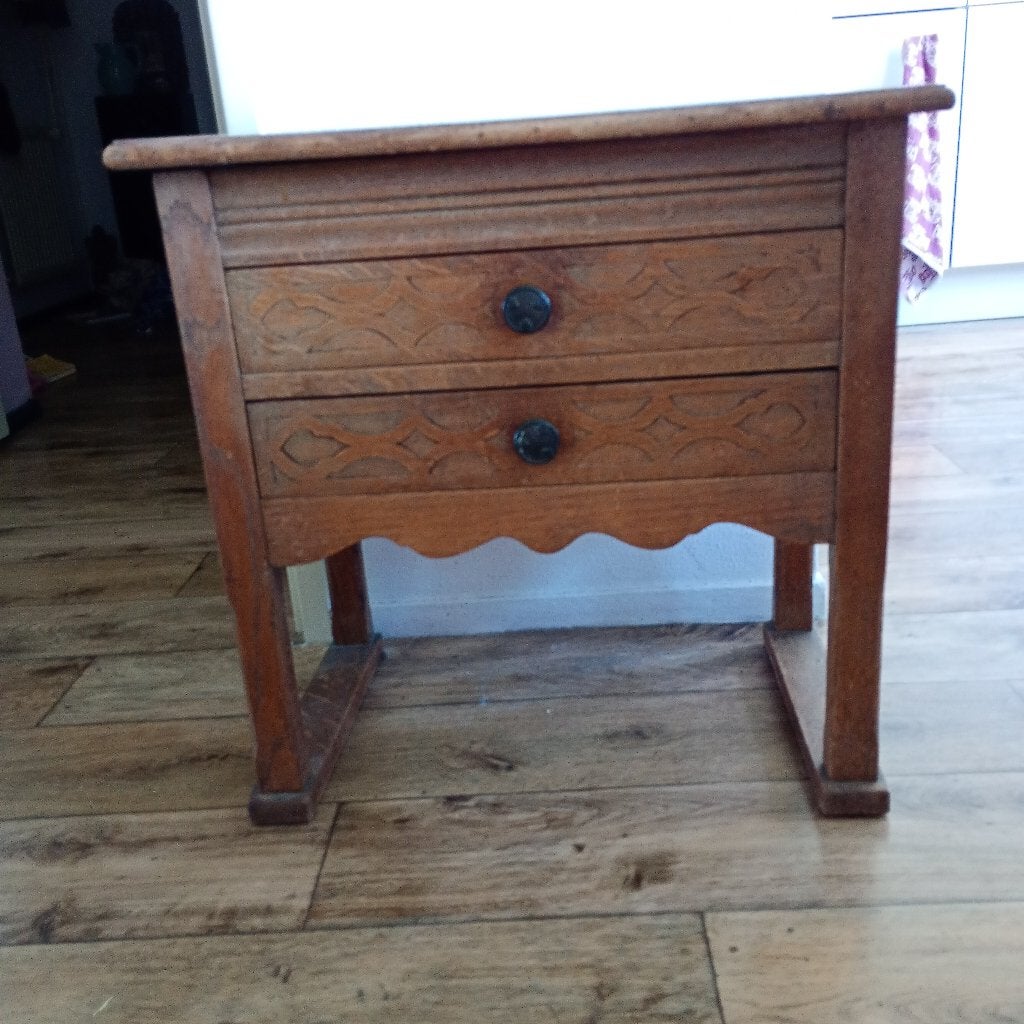 Vintage tafeltje met 2 laatjes, Huis en Inrichting, Tafels | Bijzettafels, Minder dan 55 cm, Gebruikt, Vintage, Rechthoekig
