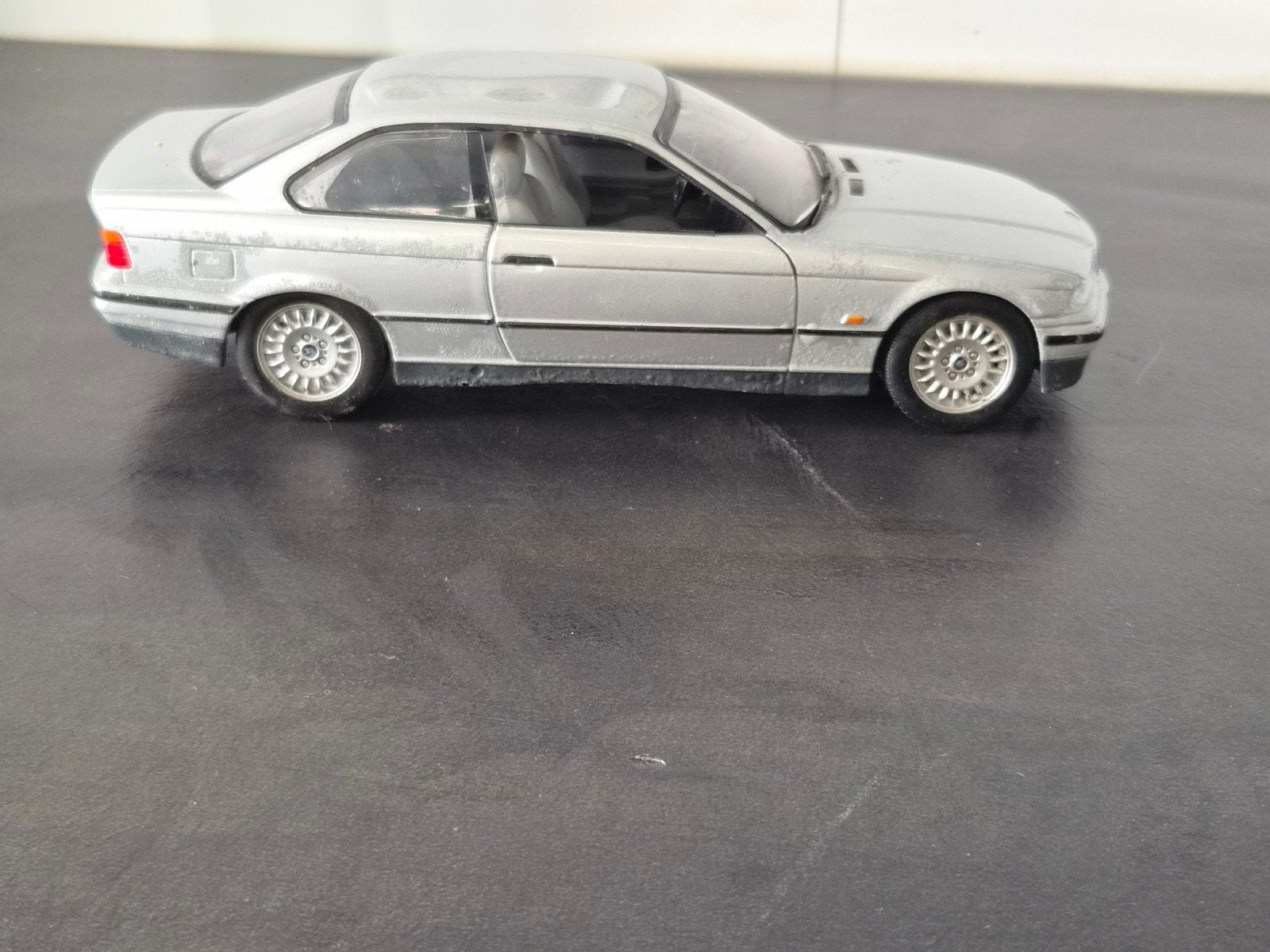 BMW e36 Coupe Ut 1:18 6 Cilinder 328, Hobby en Vrije tijd, Ophalen of Verzenden, Gebruikt, Auto, UT Models
