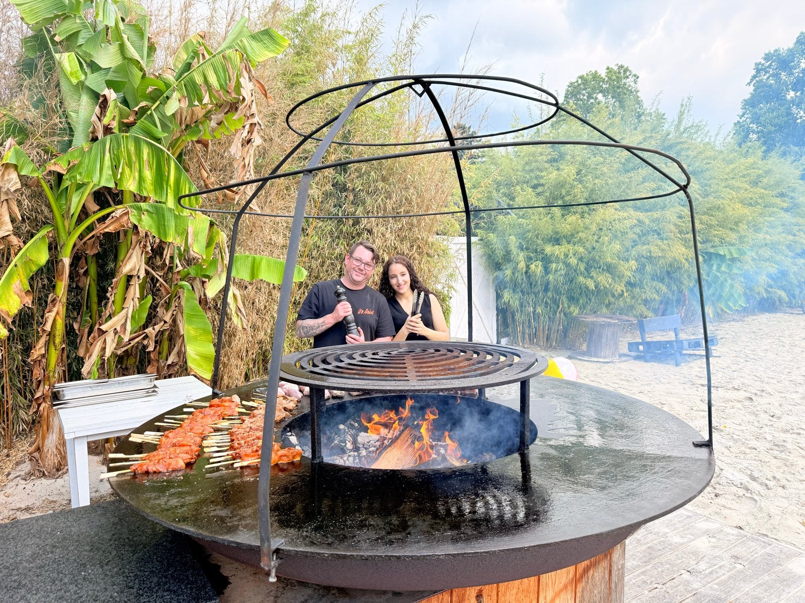Grote BBQ Grillplaat met Vuurkorf - Perfect voor Feesten, Ophalen of Verzenden, Gebruikt