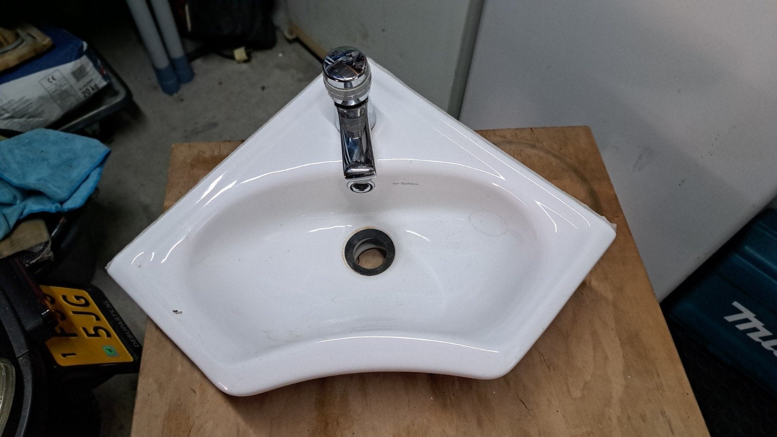 Hoekfontein met kraan - Compacte wastafel voor kleine ruimte, Doe-het-zelf en Verbouw, Sanitair, Ophalen, Gebruikt