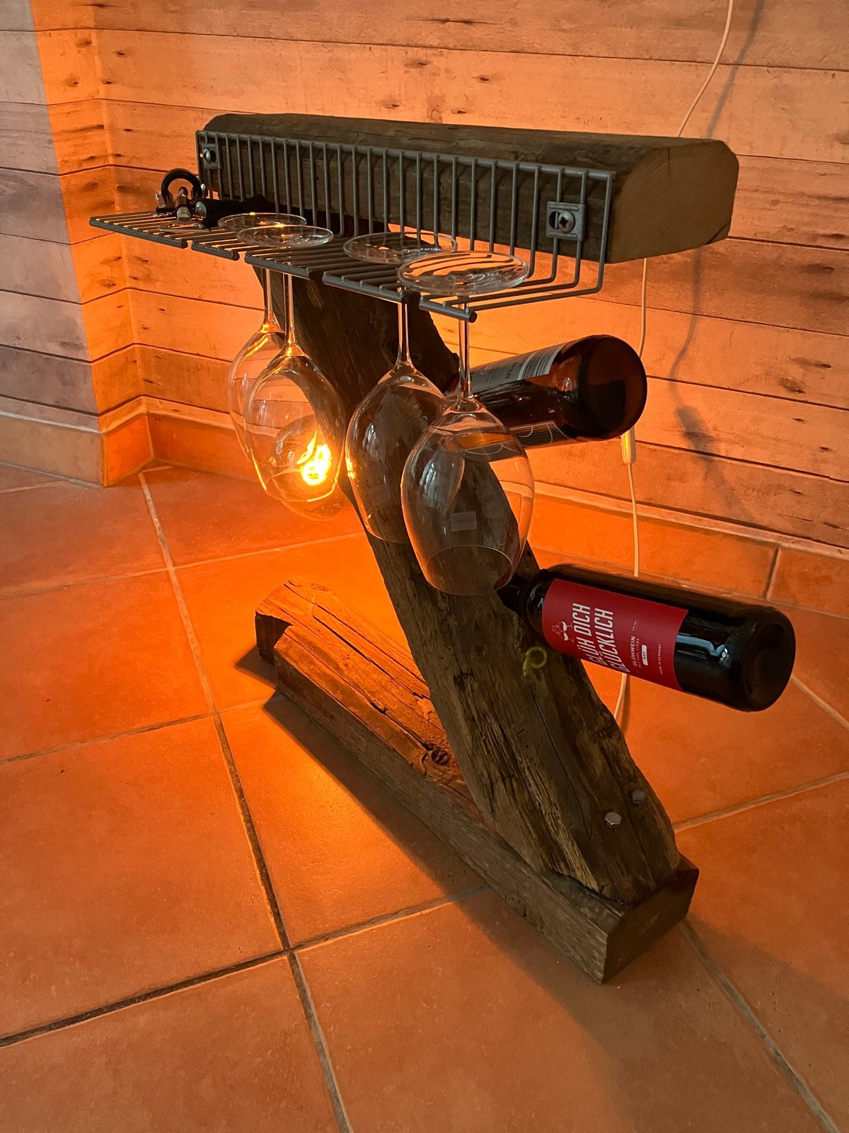 Uniek houten wijnrek met glazenhouder en sfeervolle lamp, Huis en Inrichting, Ophalen, 50 – 75, Zo goed als nieuw, Minder dan 5 flessen