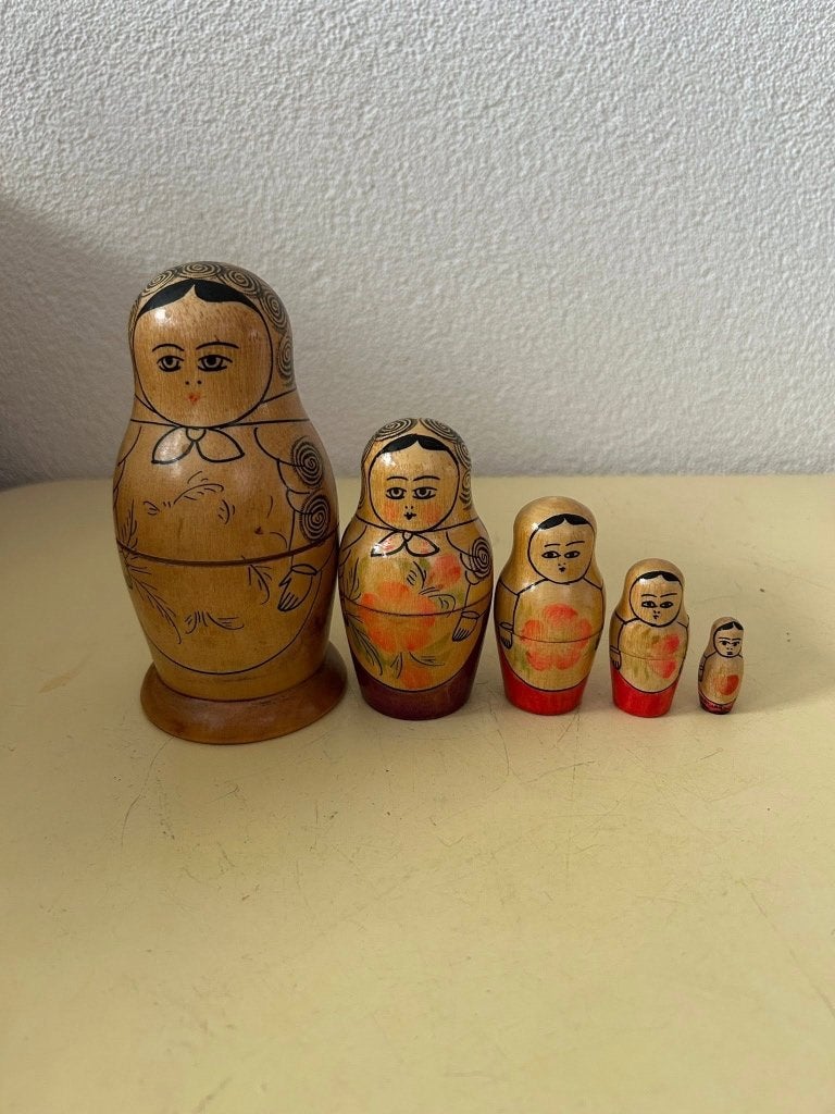 Vintage Russische Matroesjka set 5 delig USSR, Antiek en Kunst, Houtsnijwerk, Minder dan 20 cm, Beschilderd, Ophalen of Verzenden