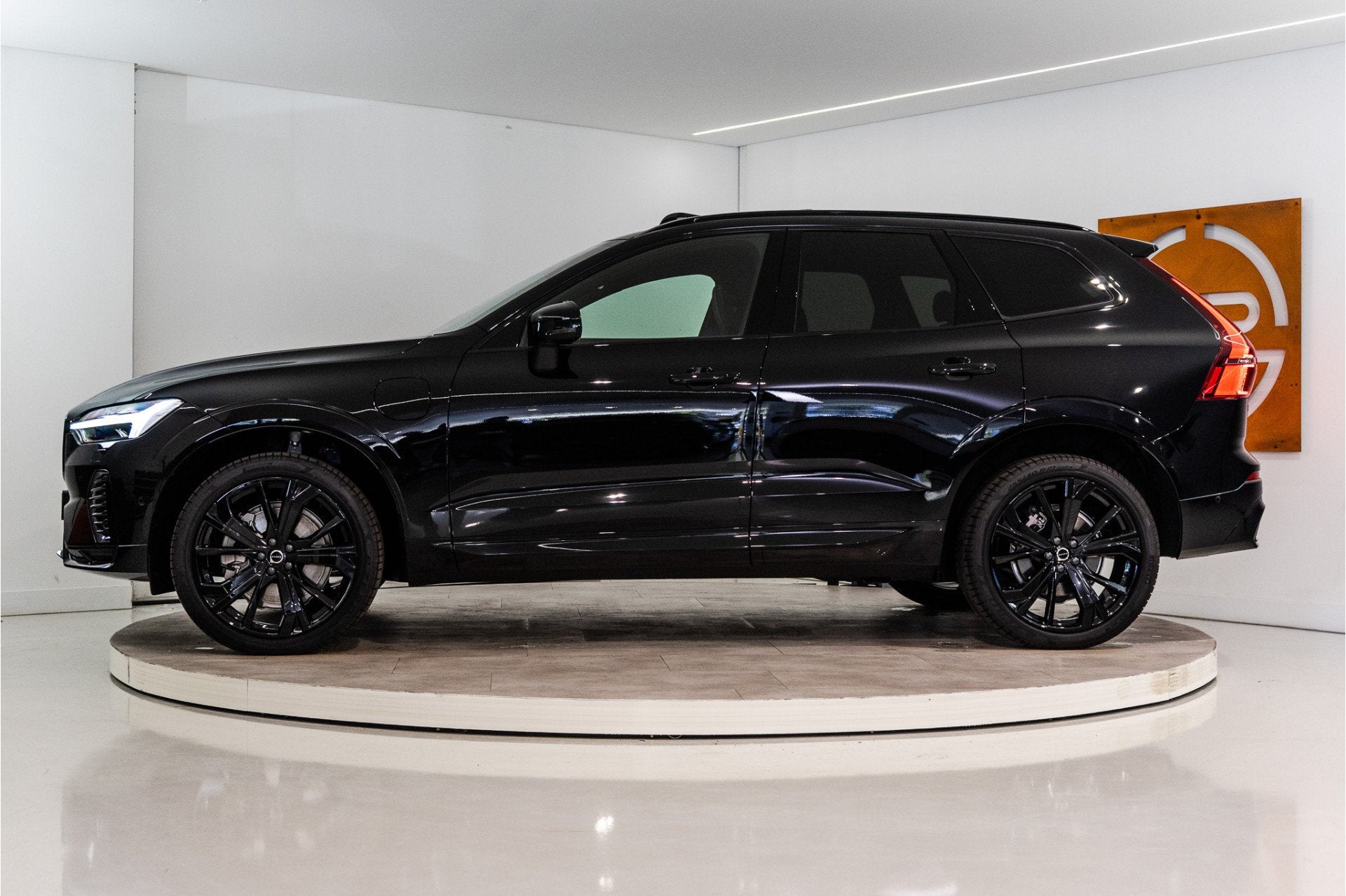 Volvo XC60 2.0 T6 Plug-in hybrid AWD Ultra Black Edition | N, Automaat, 4 cilinders, Zwart, Bedrijf