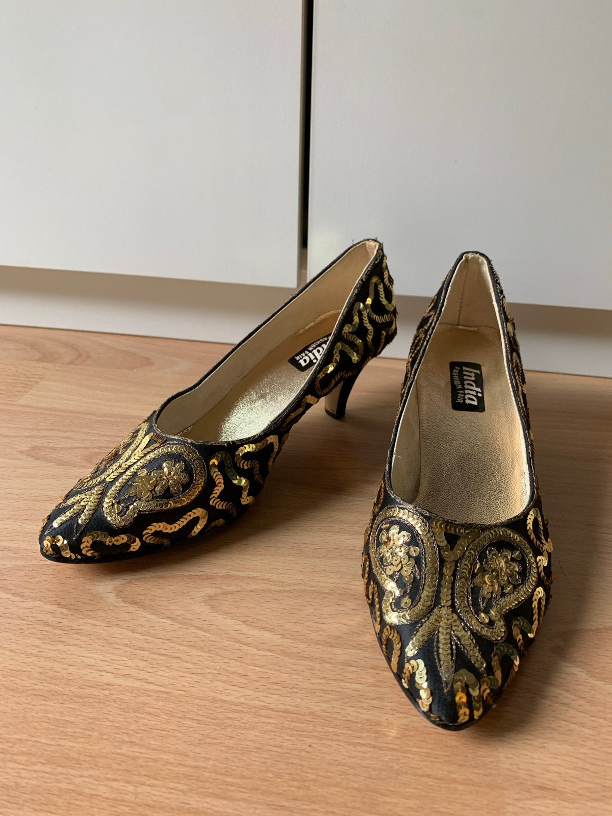 2x Vintage Pumps Zijde & Pailletten, Maat 39/40, kitten heel, Ophalen of Verzenden, Gedragen, Geel, Pumps