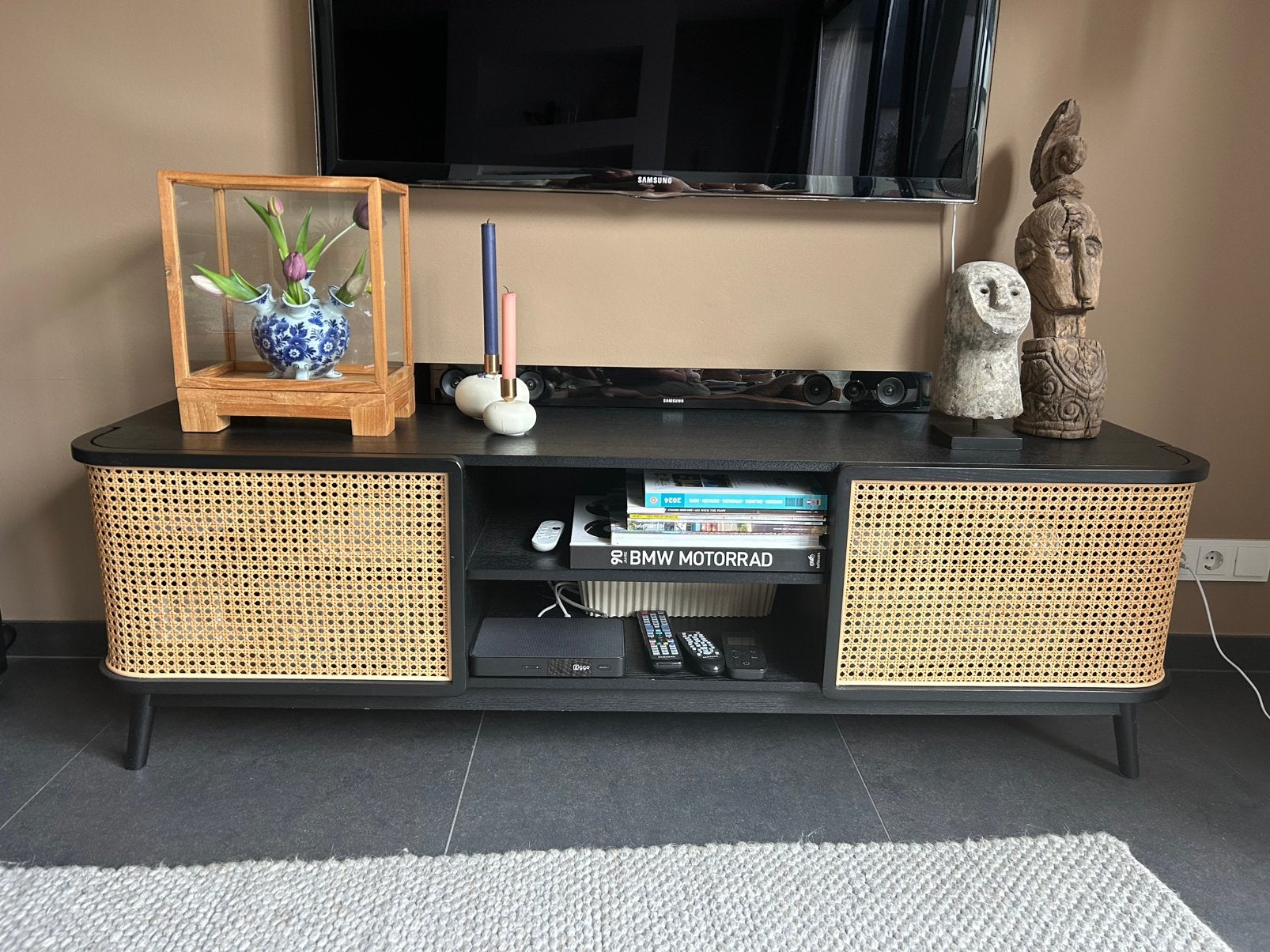 In orijs verlaagd: Tv kast zwart met webbing, Ophalen, 150 tot 200 cm, Zo goed als nieuw, Minder dan 100 cm