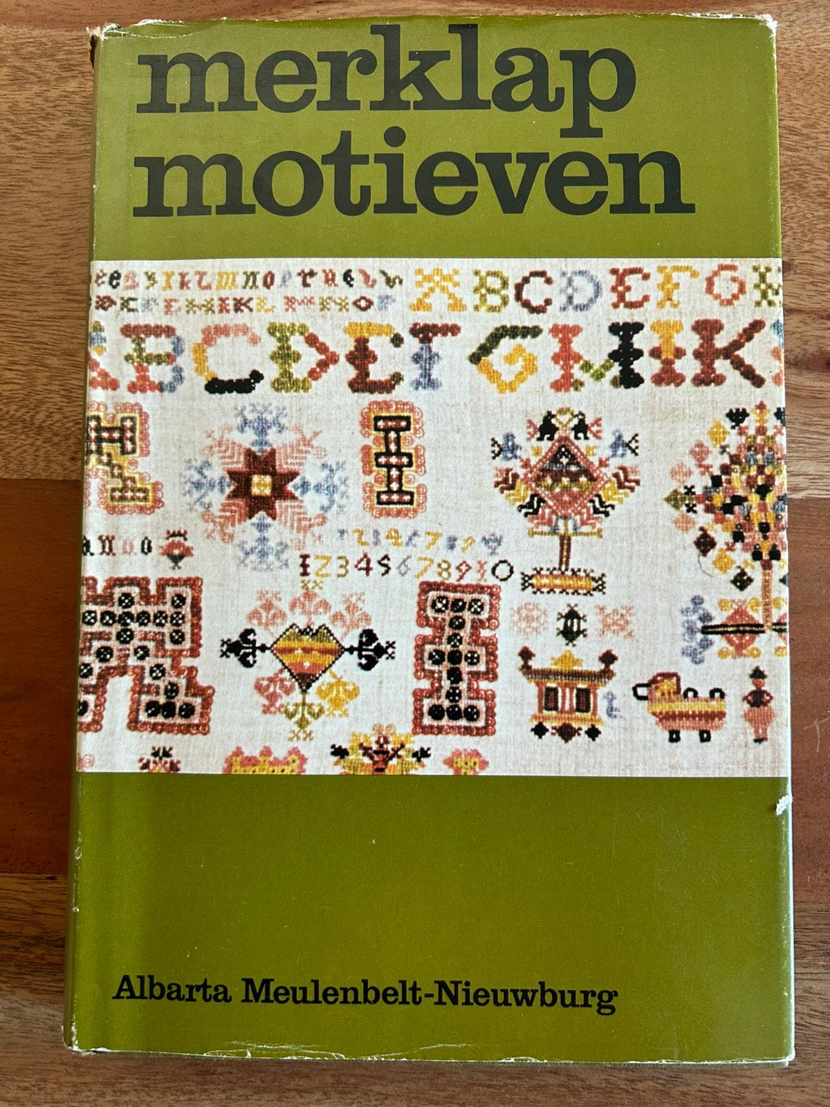 Albarta Meulenbelt - Merklap motieven en hun symboliek, Ophalen of Verzenden, Zo goed als nieuw, Handborduren, Patroon