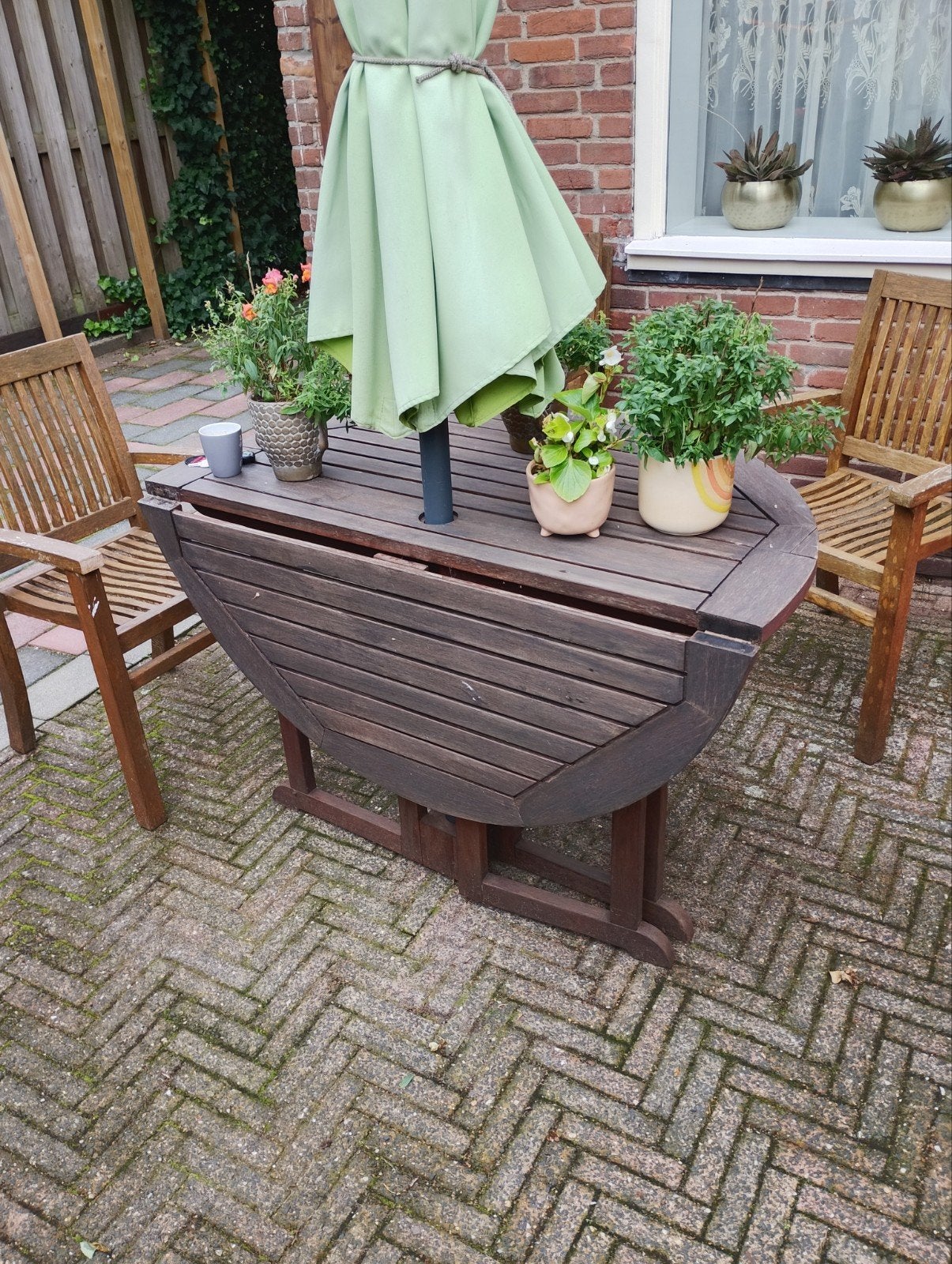 hard houten stoelen en tafel, Ophalen, Gebruikt, Rond, Hout