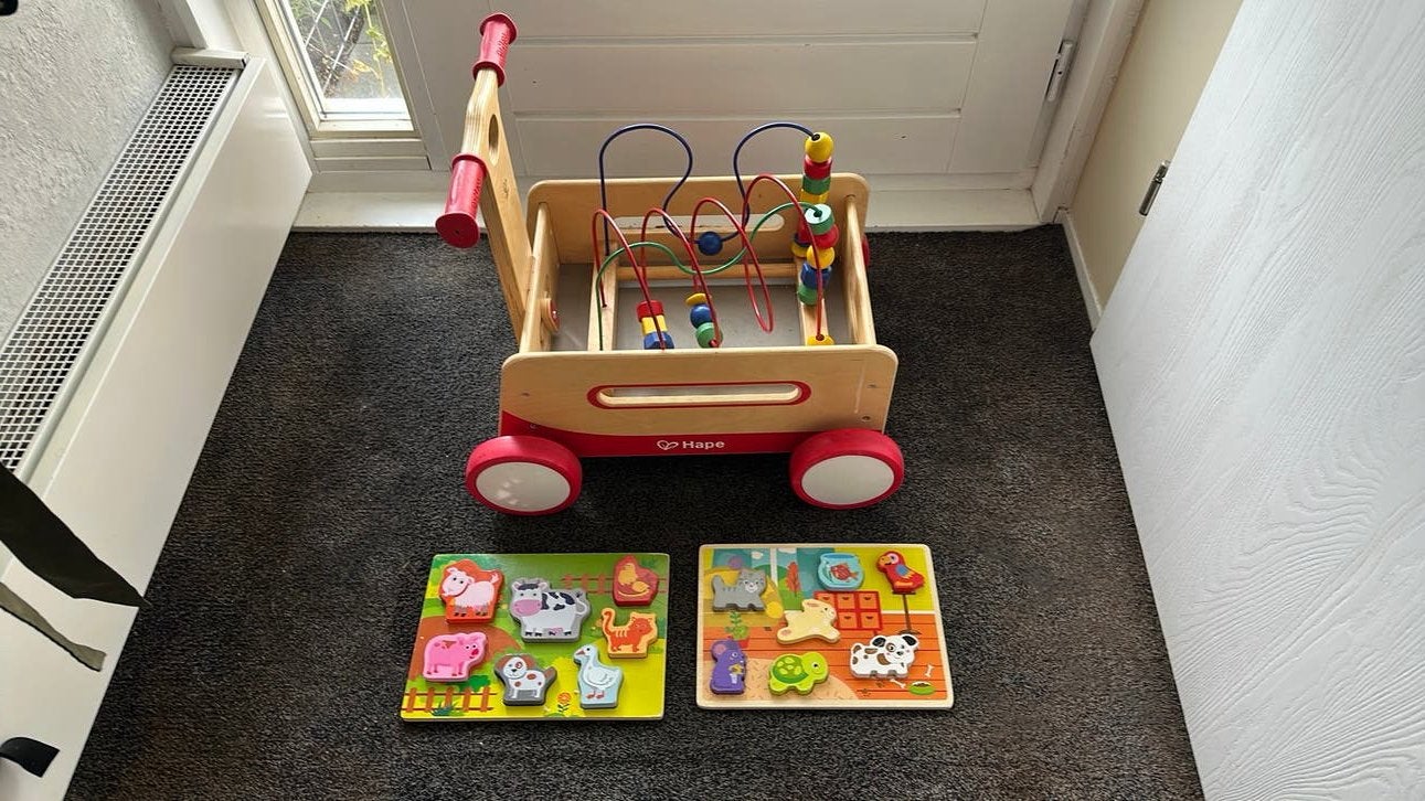 Hape houten loopwagen, twee puzzels en kralenframe, Ophalen, Gebruikt, Overige typen, Met wieltjes
