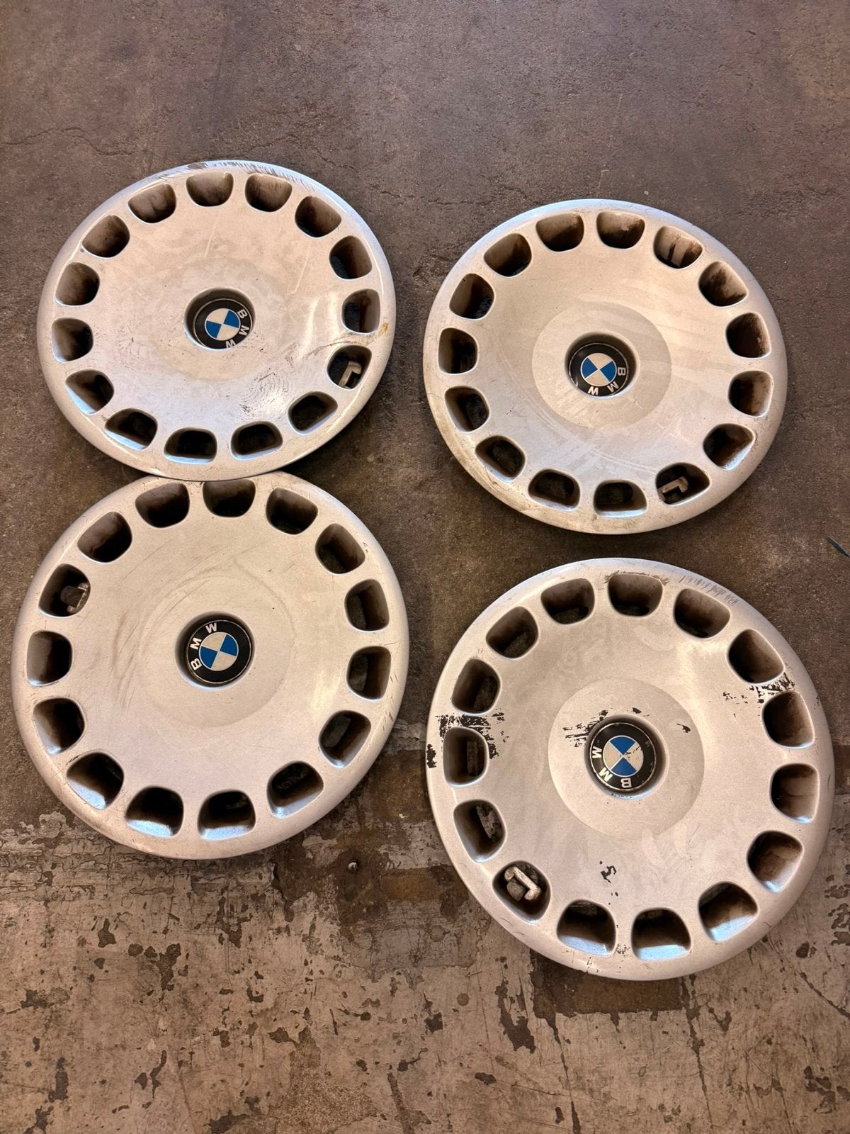 Set van 4 BMW wieldoppen 36.13-1 093 824, Auto diversen, Wieldoppen, Ophalen, Gebruikt