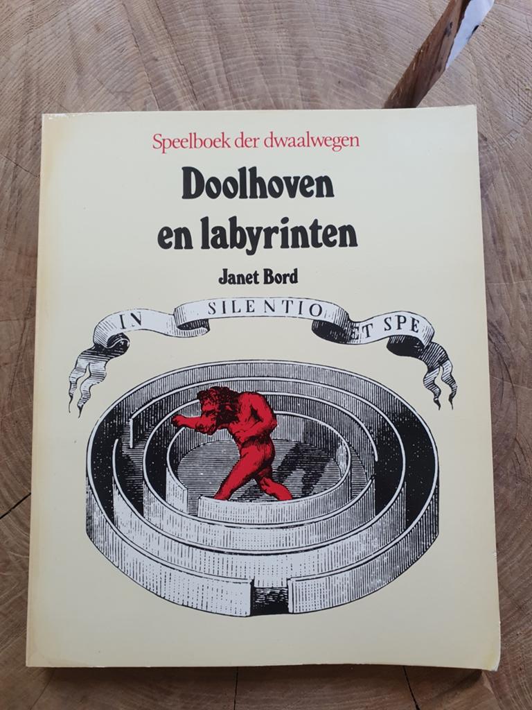 Janet Bord - Doolhoven en labyrinten / labyrint doolhof, Janet Bord, Achtergrond en Informatie, Spiritualiteit algemeen, Ophalen of Verzenden