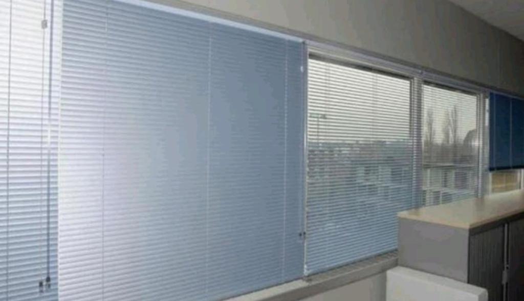 1x Luxaflex, 109,50B x 130H, zacht blauw met zilveren glans., 100 tot 150 cm, Blauw, 100 tot 150 cm, Industrieel / Landelijk