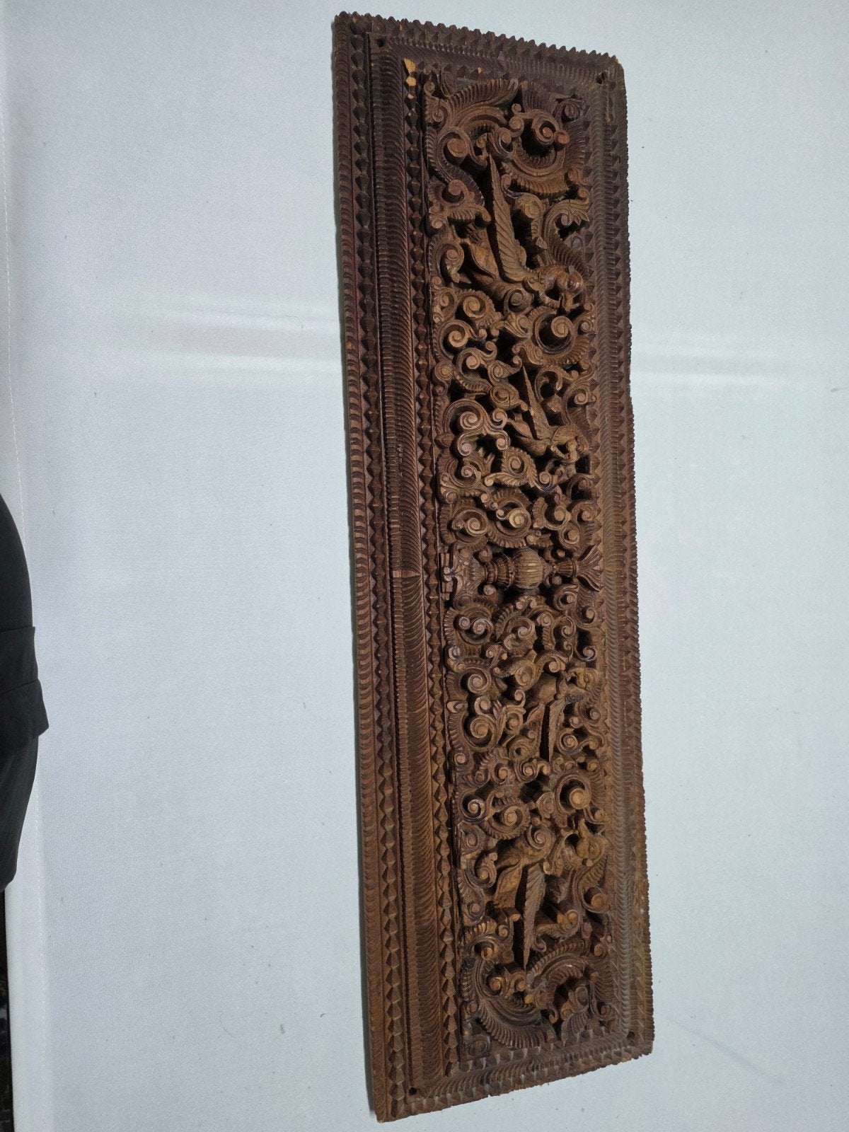 Gedetailleerd Houten Wandpaneel met Mythische Figuren, Overige onderwerpen, Handgemaakt, Wanddecoratie, Hout
