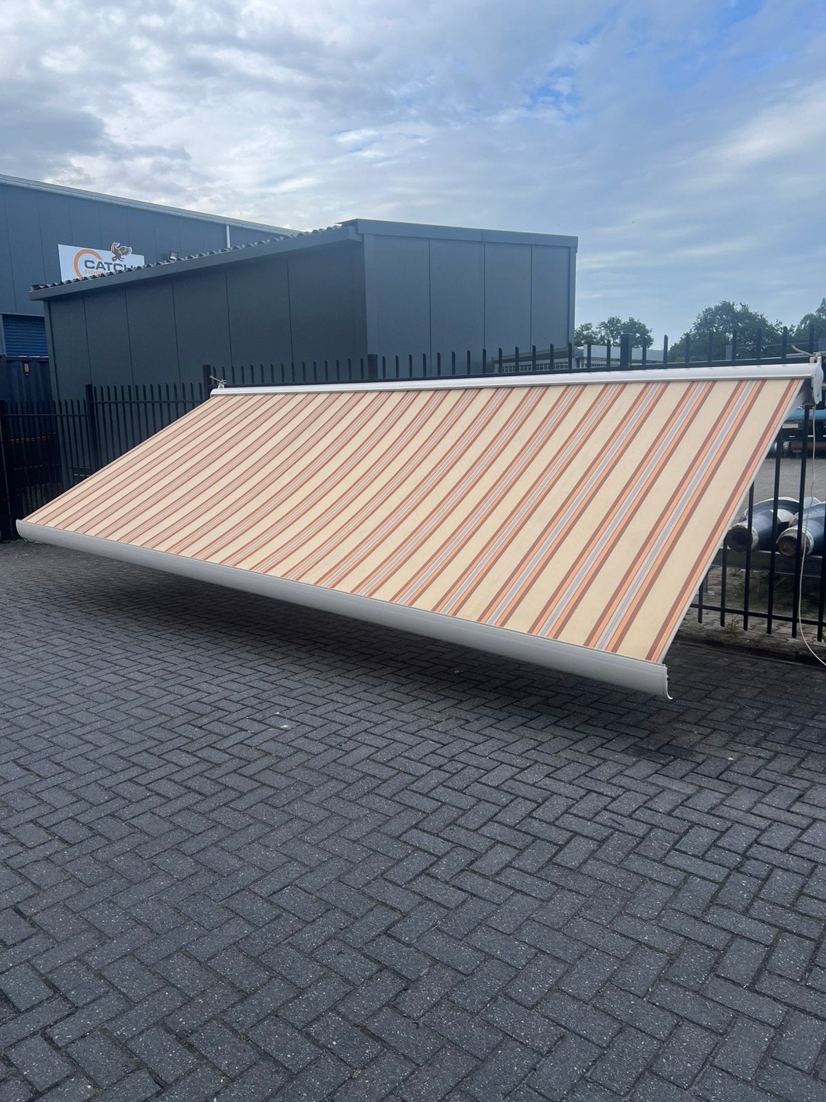 Groot Zonnescherm 577 x 250 cm – Goede Staat, Ophalen of Verzenden, Zo goed als nieuw, Knikarmscherm