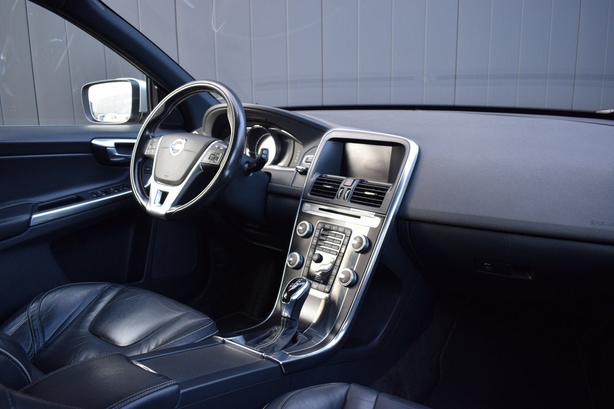Volvo XC60 2.0 T5 245pk Automaat R-Design Xenon | Zwart Lede, Auto's, 15 km/l, Gebruikt, 4 cilinders, Zwart