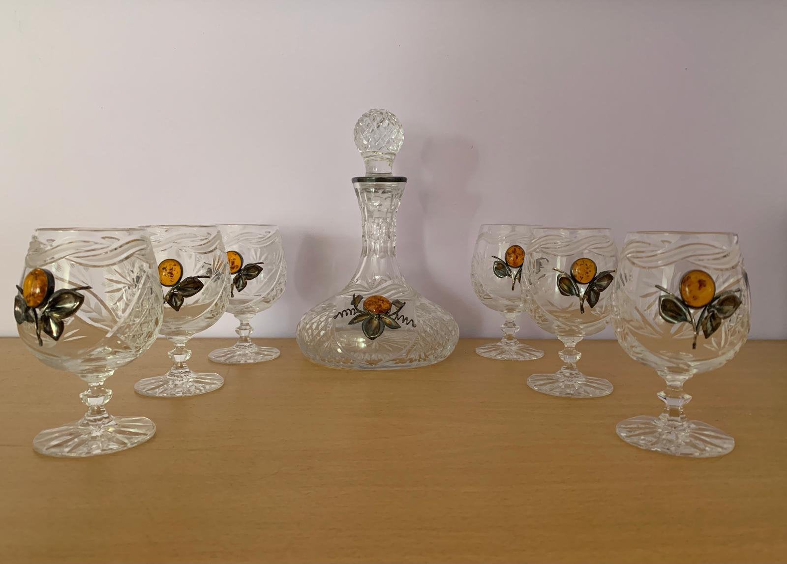 Zwaar kristalen Karaf met 6 glazen bezet met amber, Verzamelen, Glas en Borrelglaasjes, Ophalen, Zo goed als nieuw, Overige typen