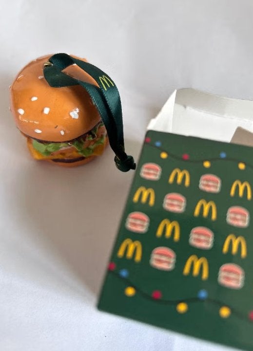 Mc kerstbal hamburger, Ophalen