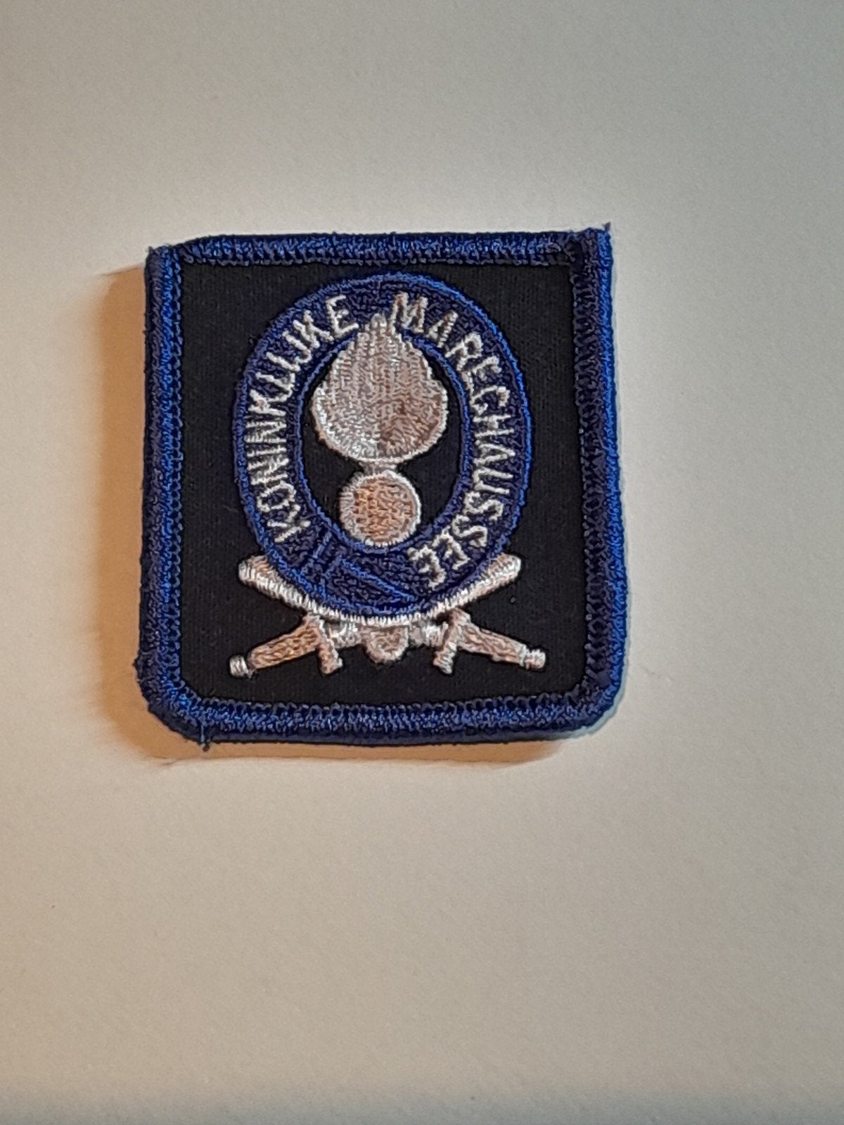 nieuw borstembleem KMAR witte zwaarden, Ophalen of Verzenden, Marechaussee, Nederland, Embleem of Badge