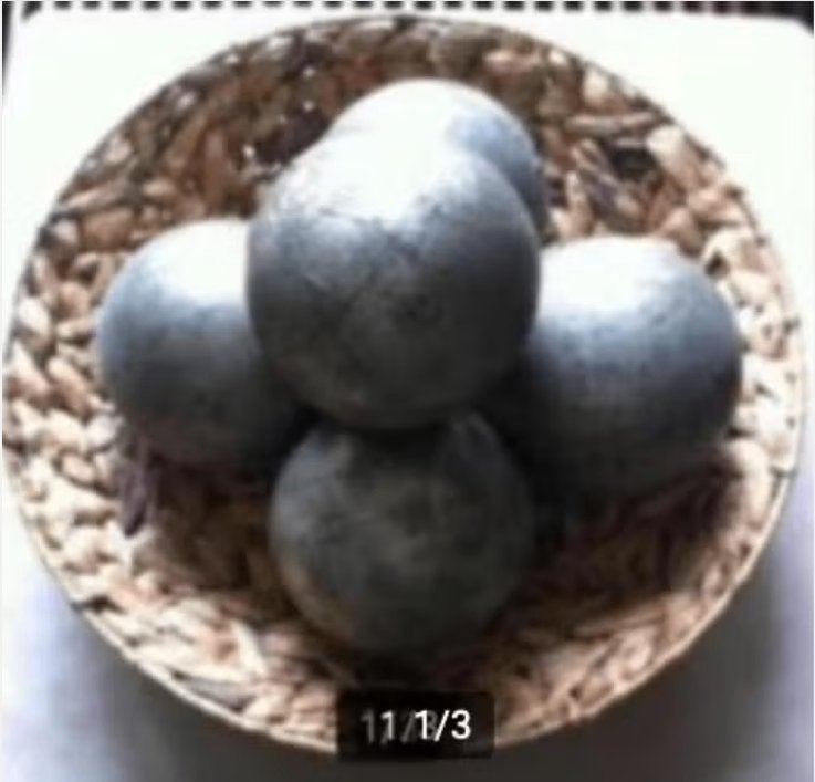 Design schaal riet met 5 design ballen Br 40 cm H 13 cm., Schaal, Rond, Ophalen of Verzenden, Zo goed als nieuw