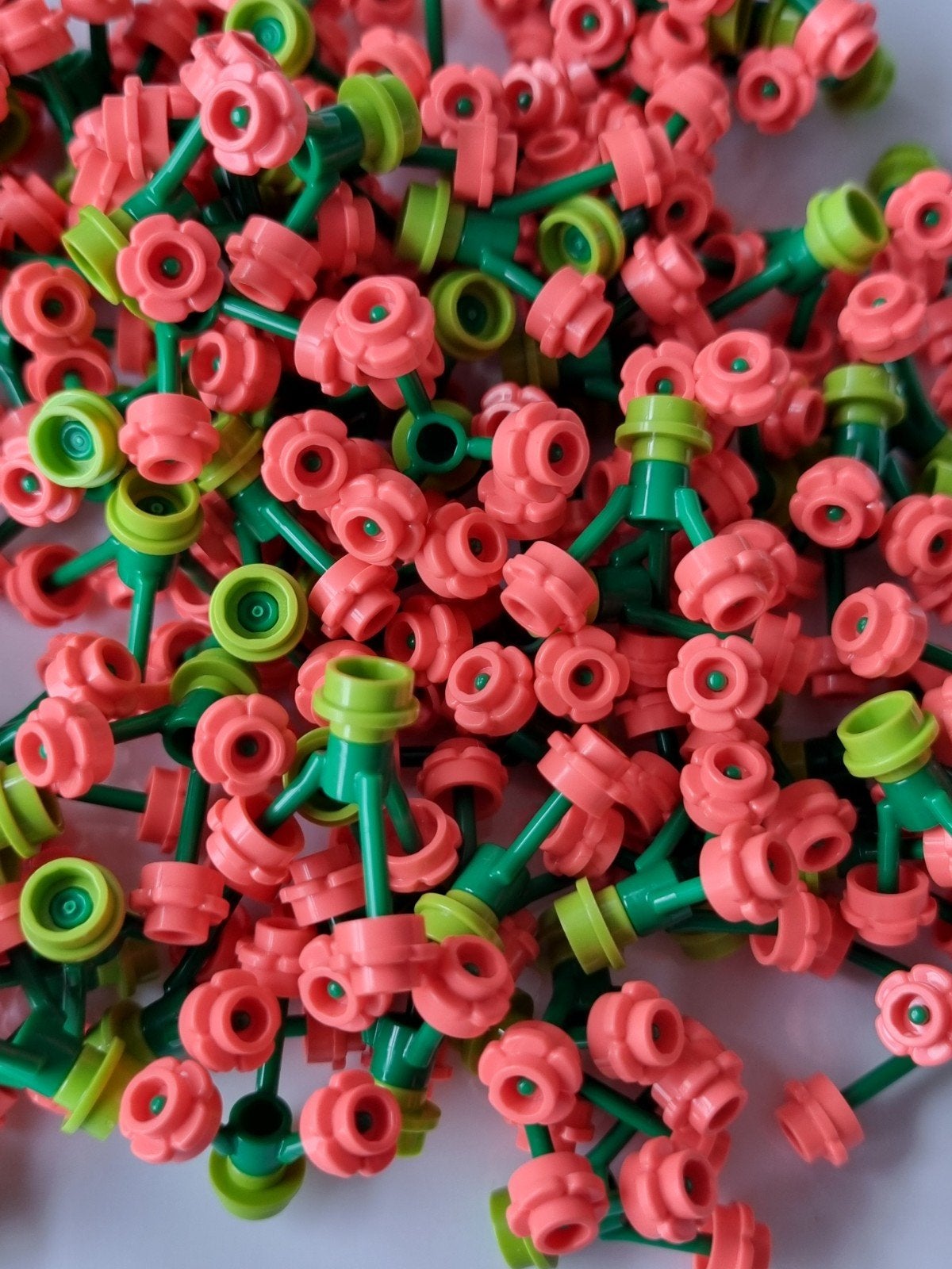 100 nieuwe lego bloemen vibrant coral / groen, Overige thema's, Lego, Nieuw, Ophalen of Verzenden
