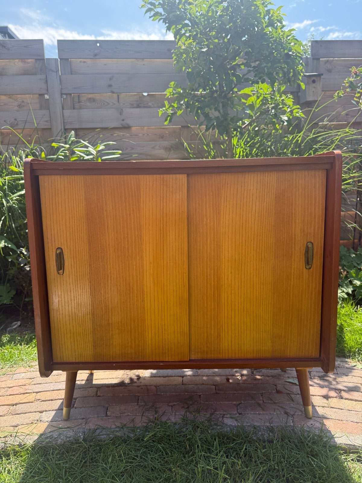 Vintage dressoir met schuifdeuren en messing details, Ophalen