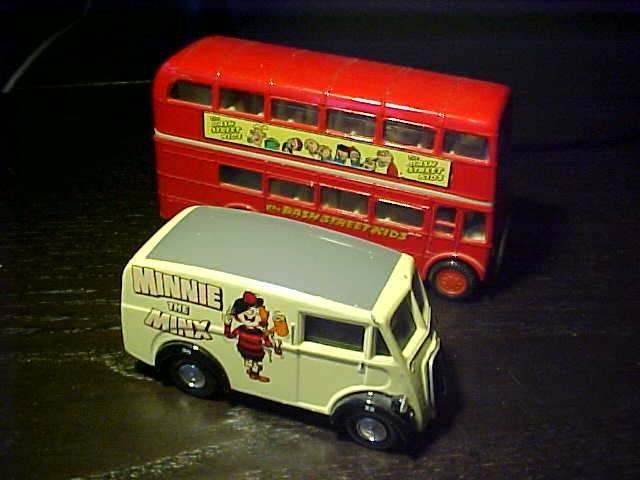 Corgi - Minnie The Minx set Morris J & London Bus, Hobby en Vrije tijd, Ophalen of Verzenden, Gebruikt, Bus of Vrachtwagen, Corgi