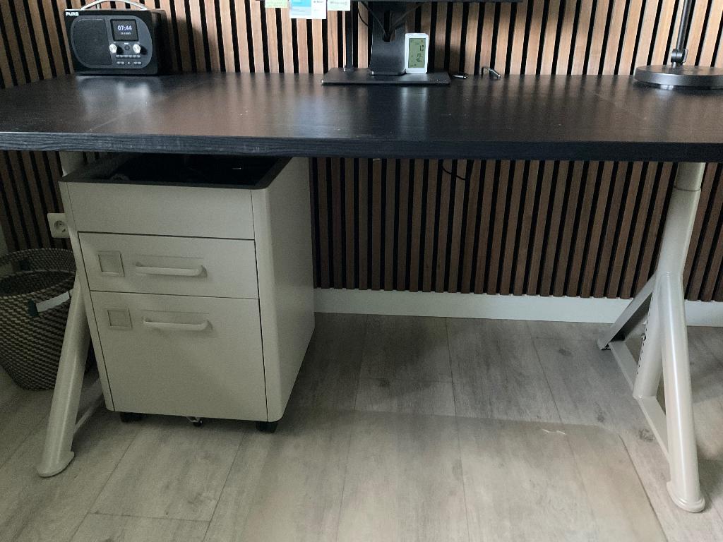 IDÅSEN Bureau, zwart/beige, 160x80 cm, Huis en Inrichting, Bureaus, Ophalen, 160 cm, Gebruikt, In hoogte verstelbaar
