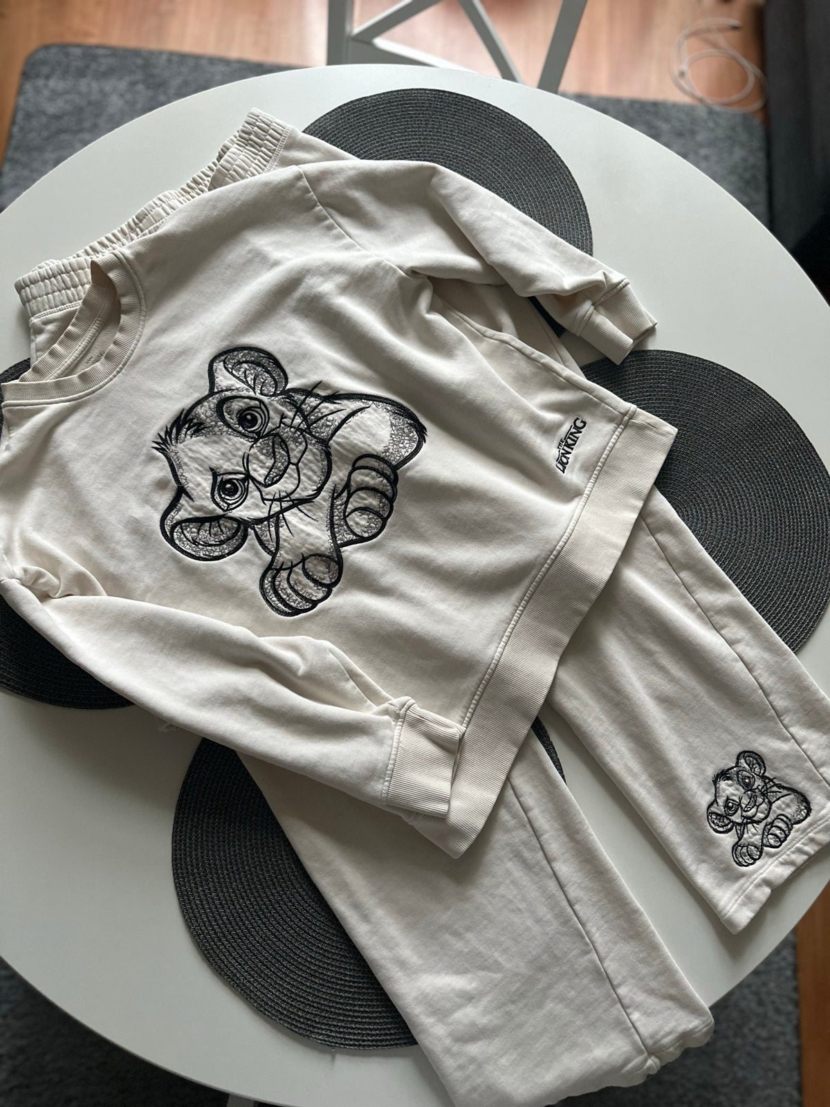 Disney Lion King Simba Lounge Tracksuit Dames M/L, Ophalen of Verzenden, Zo goed als nieuw, Maat 38/40 (M)