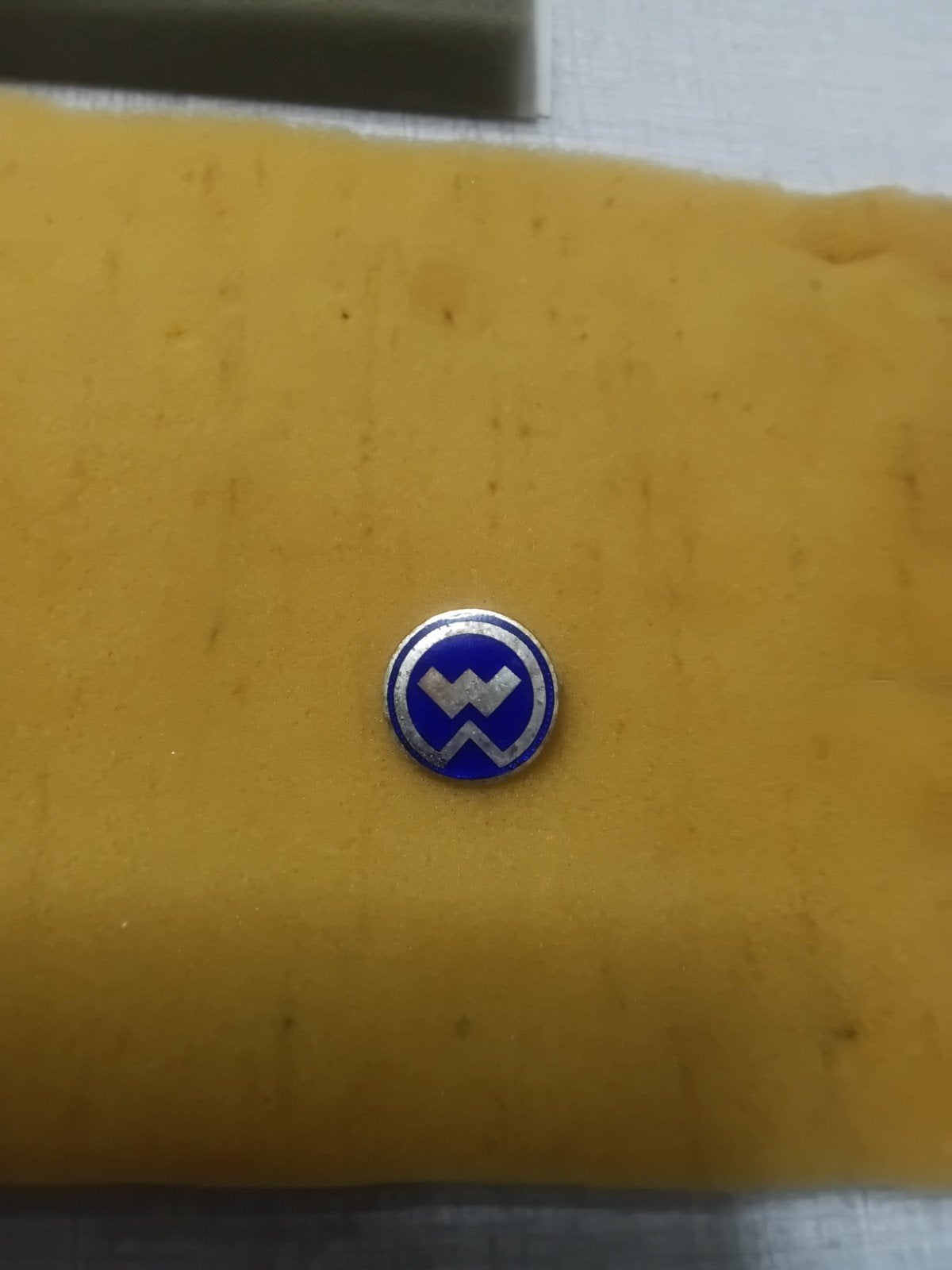 Een geëmailleerde sped va het Duitse bedrijf Weserhütte, Verzamelen, Speldjes, Pins en Buttons, Ophalen of Verzenden, Transport