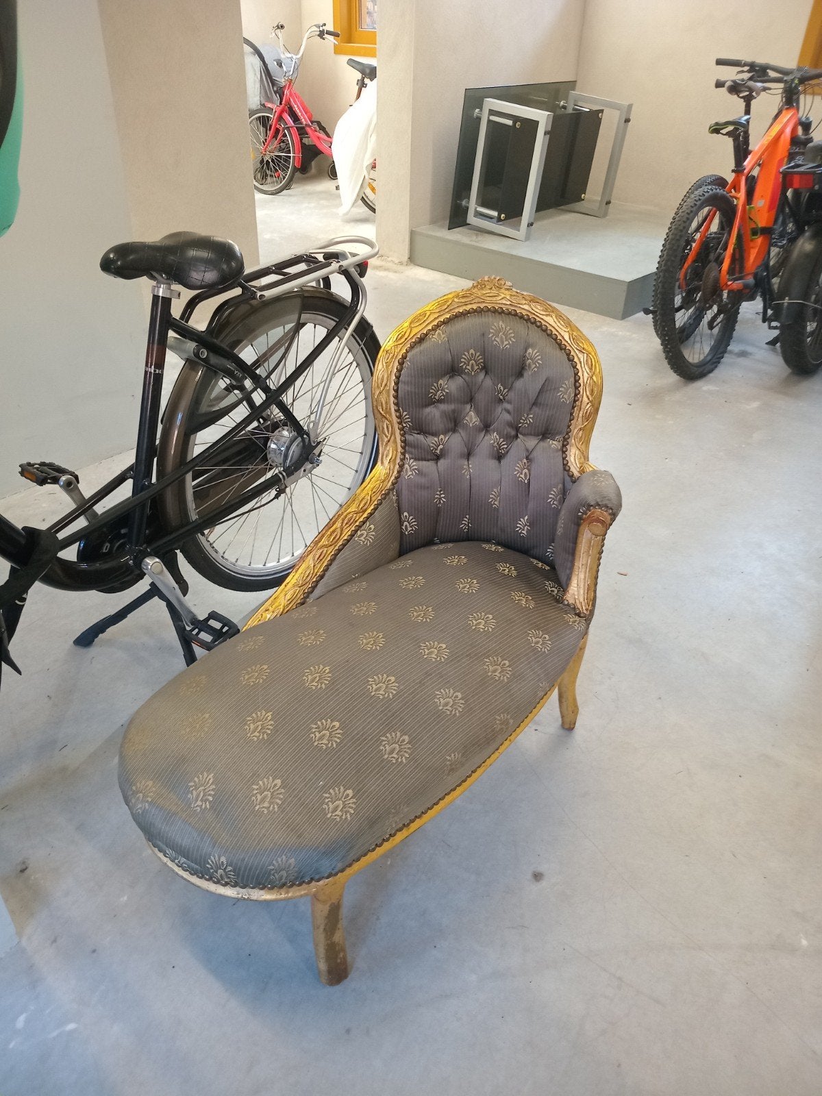 Antieke Kleine Chaise Longue - Goudkleurig Hout, Grijs Stof, Ophalen
