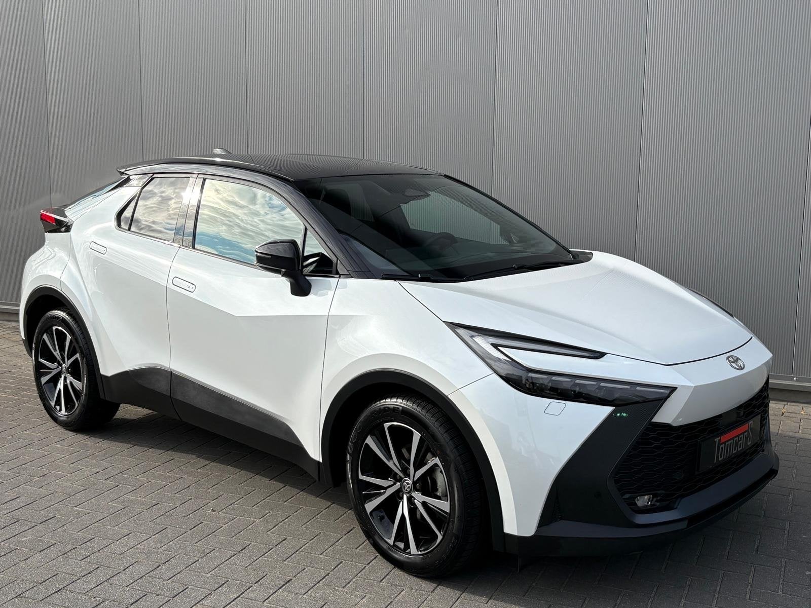 Toyota C-HR 1.8 Hybrid 140PK First Edition Bi-Tone/Winter-pa, Auto's, 12 maanden, Stof, 4 cilinders, Wit
