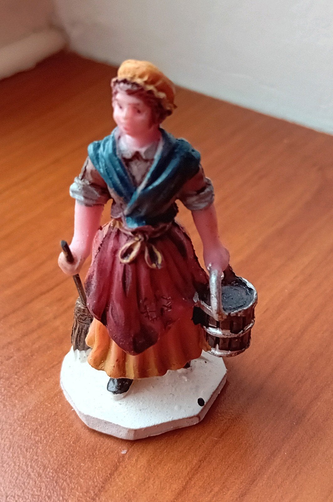 Lemax scrub woman, retired, Lemax figuur Kerstdorp, Diversen, Ophalen of Verzenden